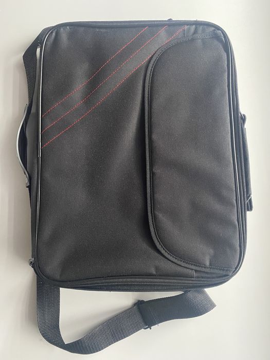 Czarna torba na laptopa