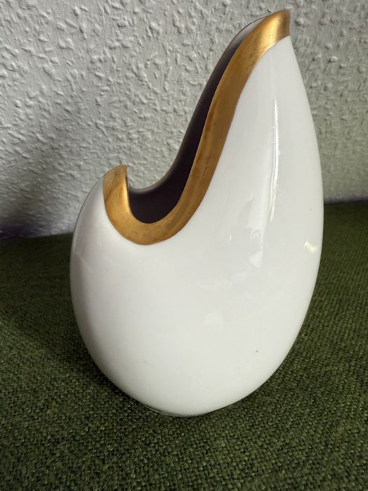 Wazonik porcelanowy sygnowany