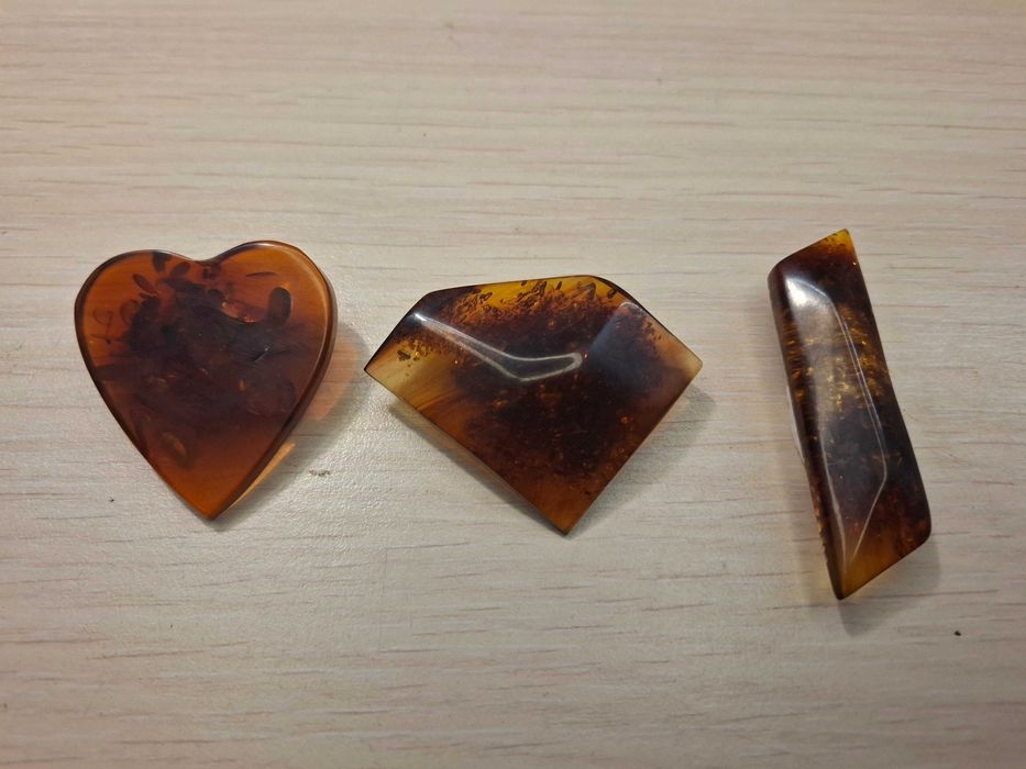 Trzy broszki bakelitowe - lata 60 XX wieku