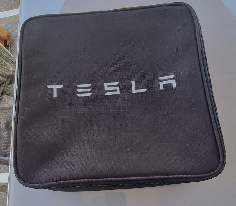Tesla mala de carregador