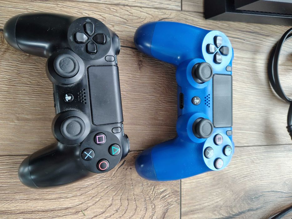 PlayStation 4 FAT, 2 pady, ładowarka, gry