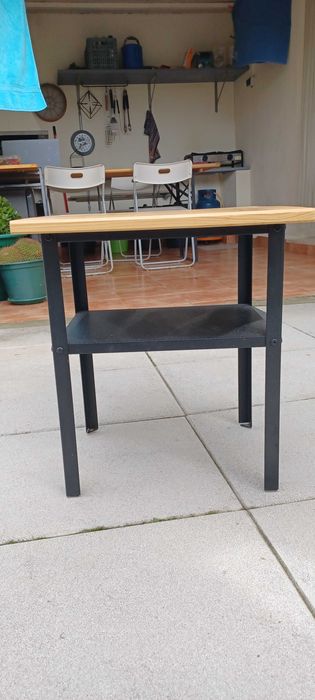 Mesa de cabeceira ou de apoio