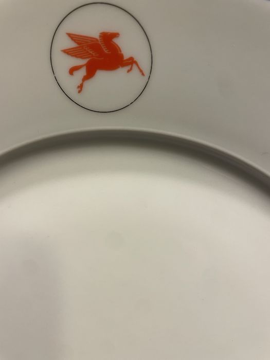 Prato de porcelana da marca Mobil