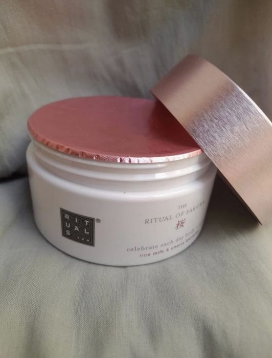 Esfoliantes Rituals of Sakura, Jing e Ayurveda