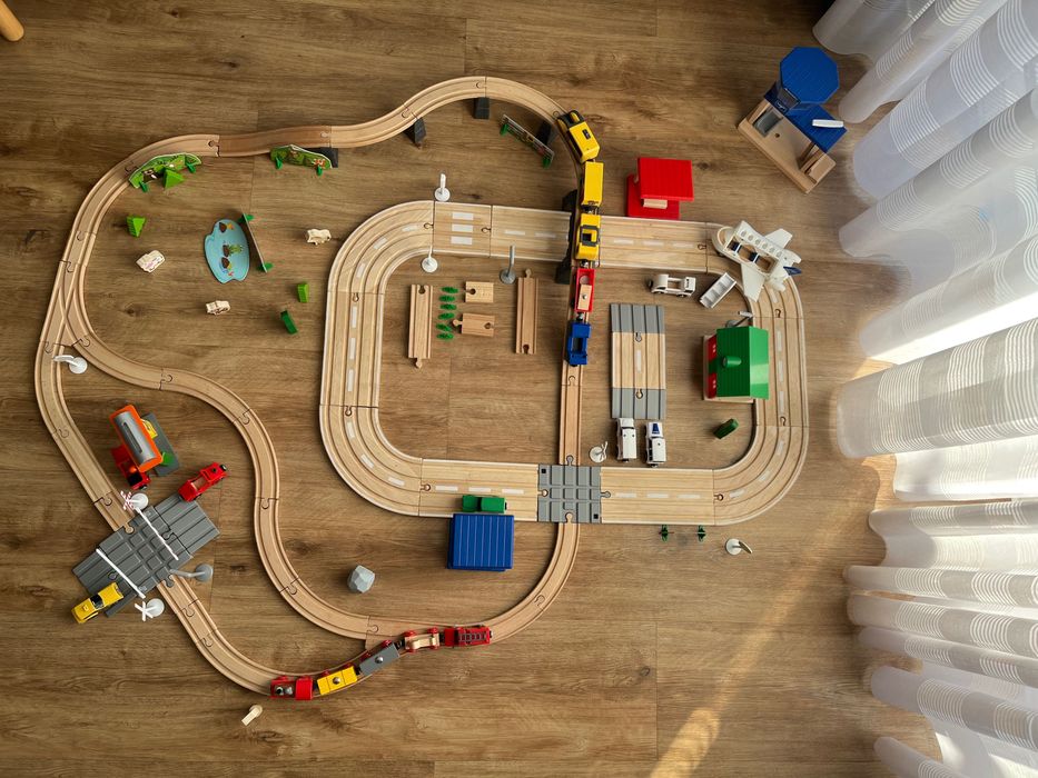 Duży zestaw drewnianych torów z lotniskiem