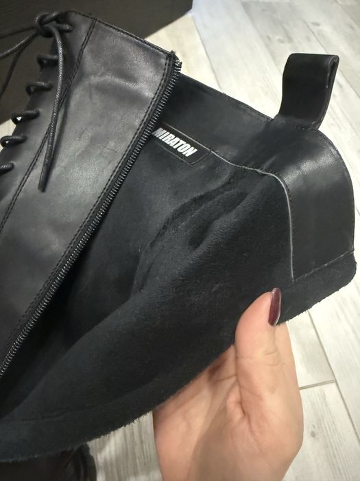 Високі чоботи на шнуровці