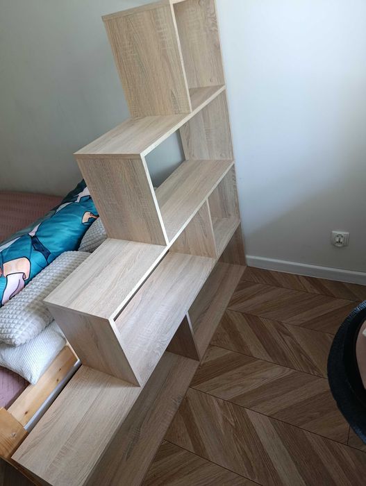 Półka na ksiazki i gadzety