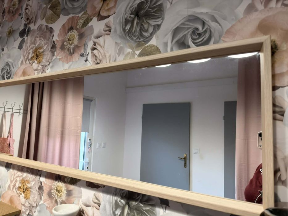 Lustro w drewnianej ramie