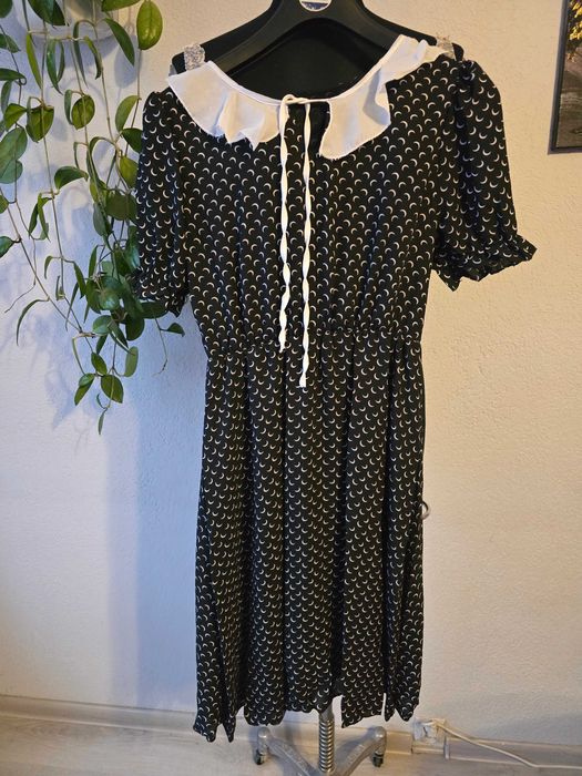 Czarna Sukienka w Półksiężyce