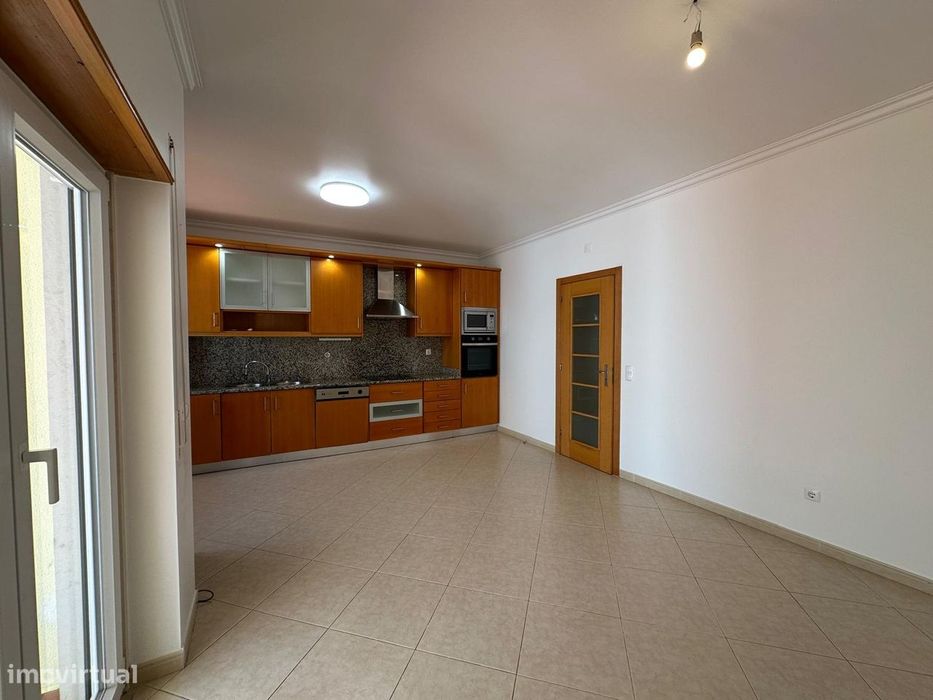 Moradia T3 com logradouro e garagem