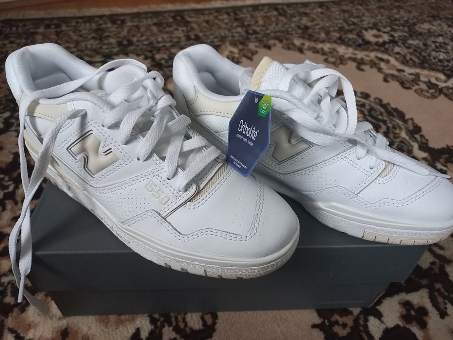 Білі кросівки New Balance