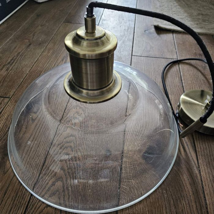 Lampa wisząca z przeźroczystym kloszem