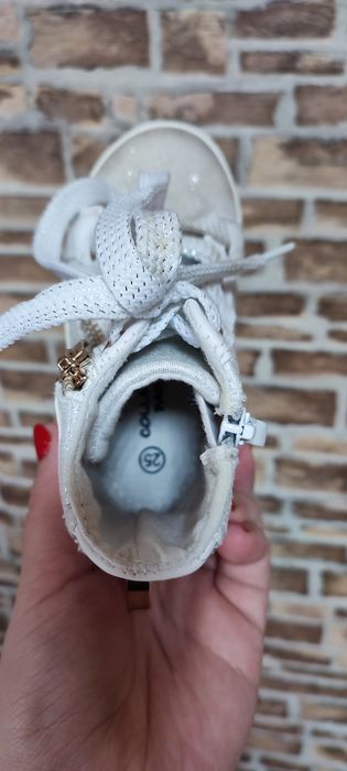 Продам кросівки високі для дівчинки розмір 25