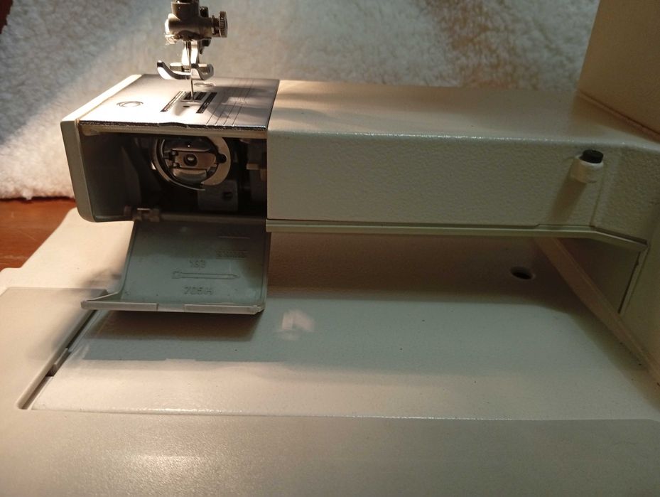 Електрична швейна машинка Верітас Фамула.