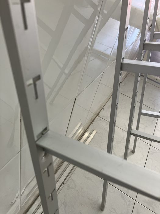 Prateleiras de fixar à parede.