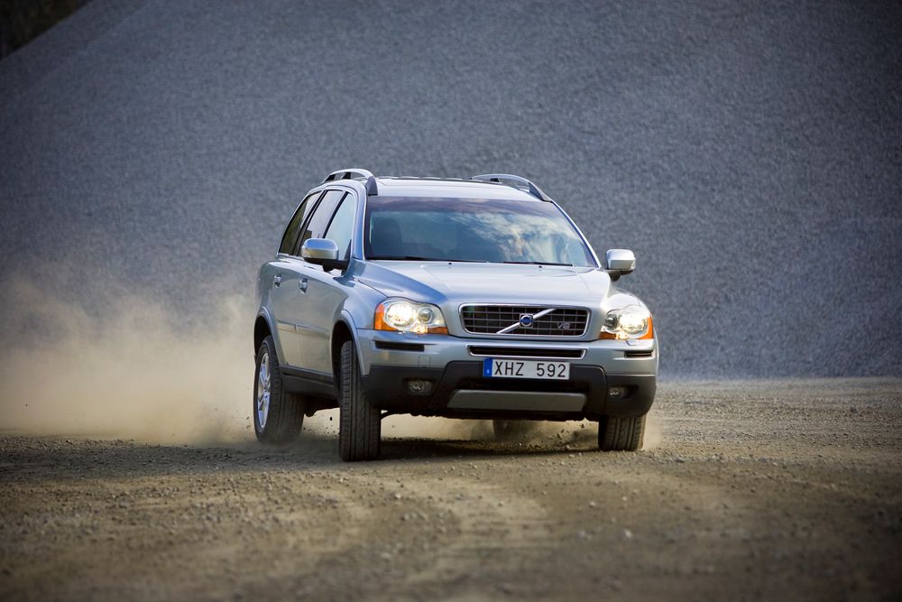 Auto wydaje dziwne dźwięki – co to może być?