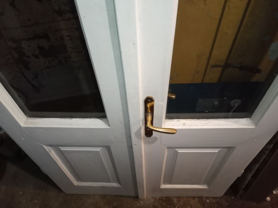 Stare drzwi z kamienicy