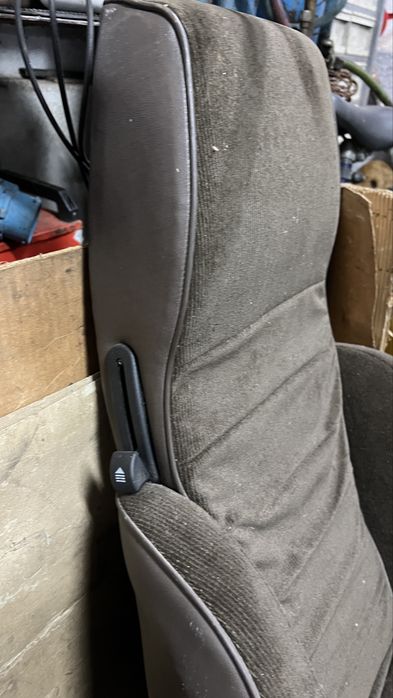 Bancos dianteiros reclináveis.