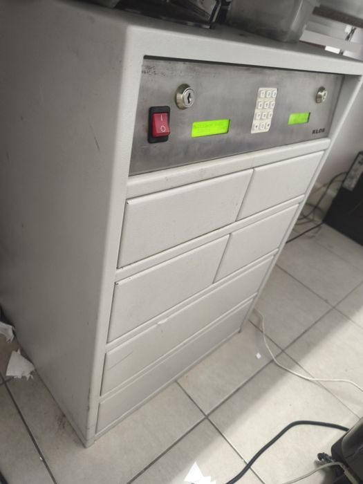Sejf depozytowy KŁOS – szafa z szufladami, na kody PIN