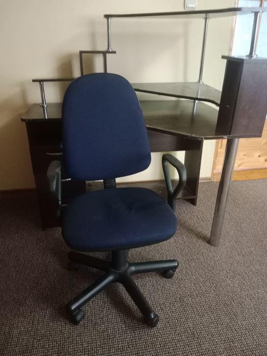 Комп'ютерний стіл з кріслом