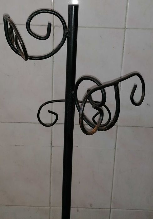 Bengaleiro alto em ferro decorado, por 30€