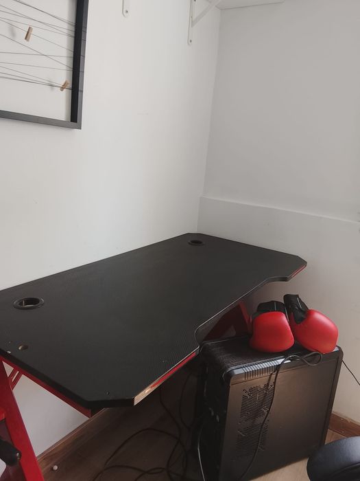 Várias coisas mesa com cadeiras
