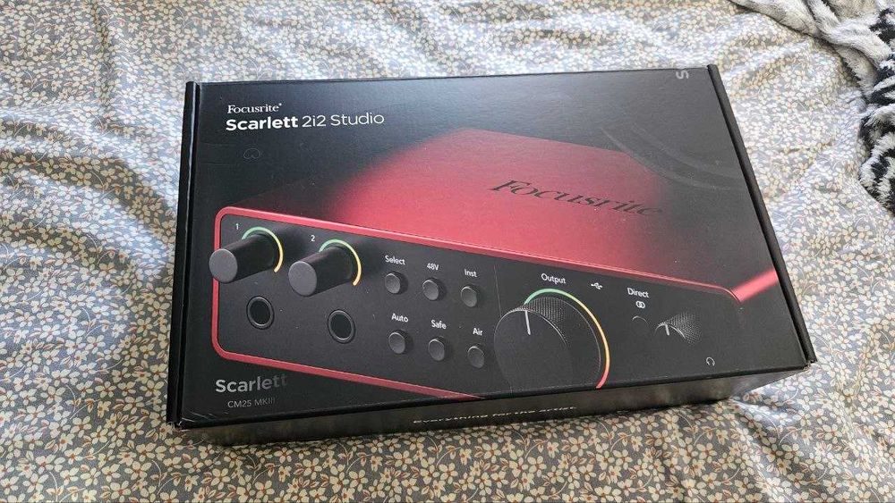 Focusrite Scarlett 2i2 Studio 4th Gen + micro + headphones