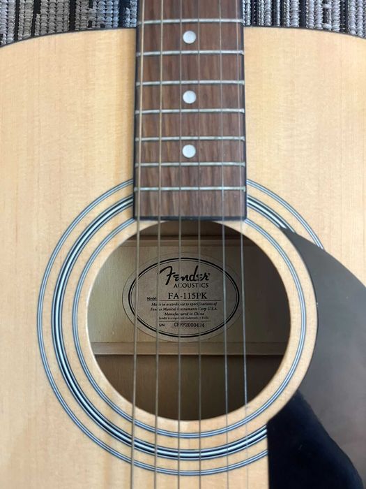 Fender FA-115 Dreadnought + Saco + Capo