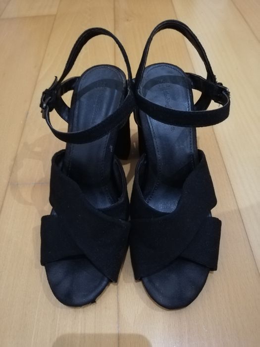 Sandálias pretas altas