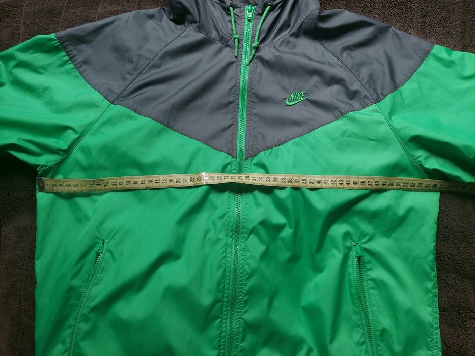 Вітровка фірми Nike Sportswear Windrunner оригінал 

Розмір по бірці: