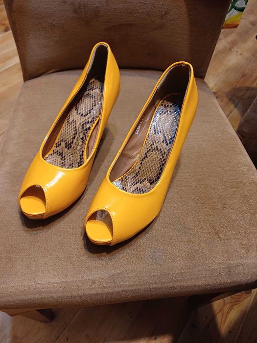 Szpilki damskie w kolorze żółtym.