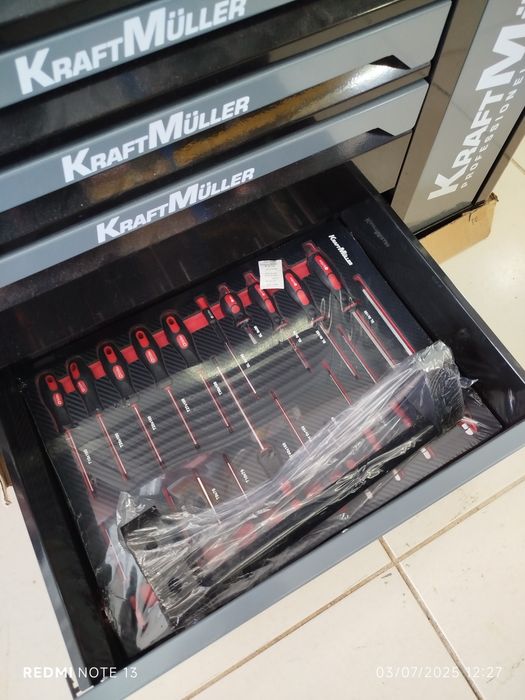 Carrinho ferramentas 7 gavetas cheias e armário marca Kraftmuller