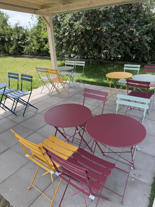 Ogródek letni krzesła ogrodowe metalowe krzesło stolik stół kawiarnia