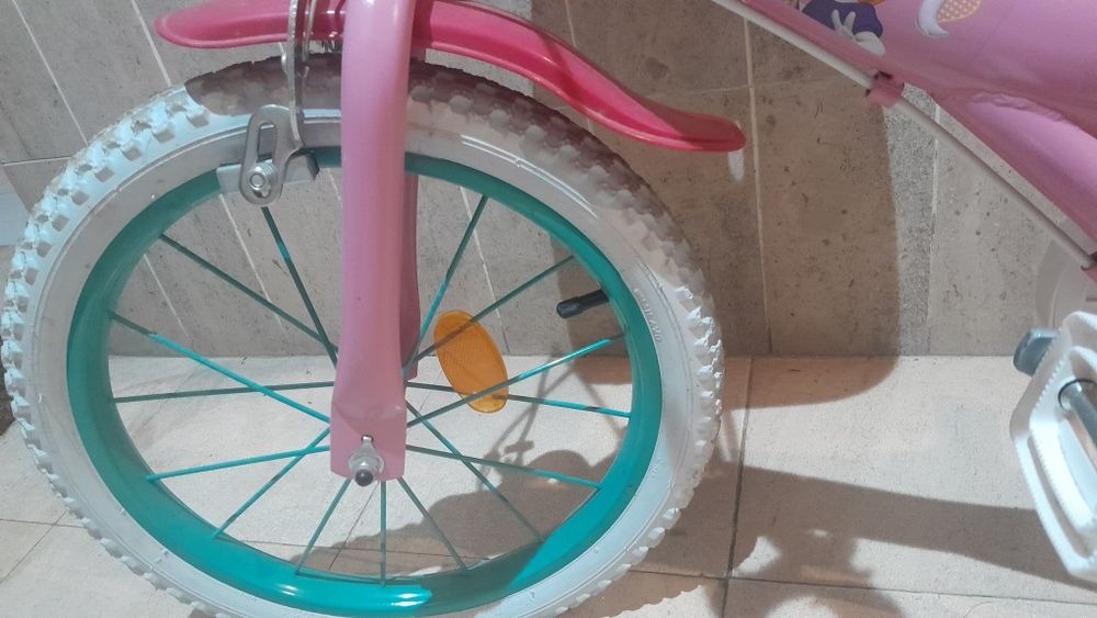 Bicicleta de criança com rodas pequeninas