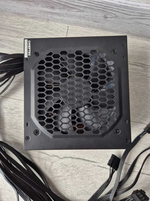 свіжий блок живлення 600W Chieftec EON (8+4+4 CPU 2x8 GPU) на пломбі.