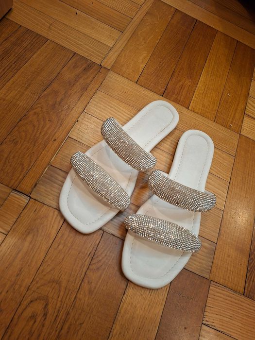 Білі шльопанці зі стразами