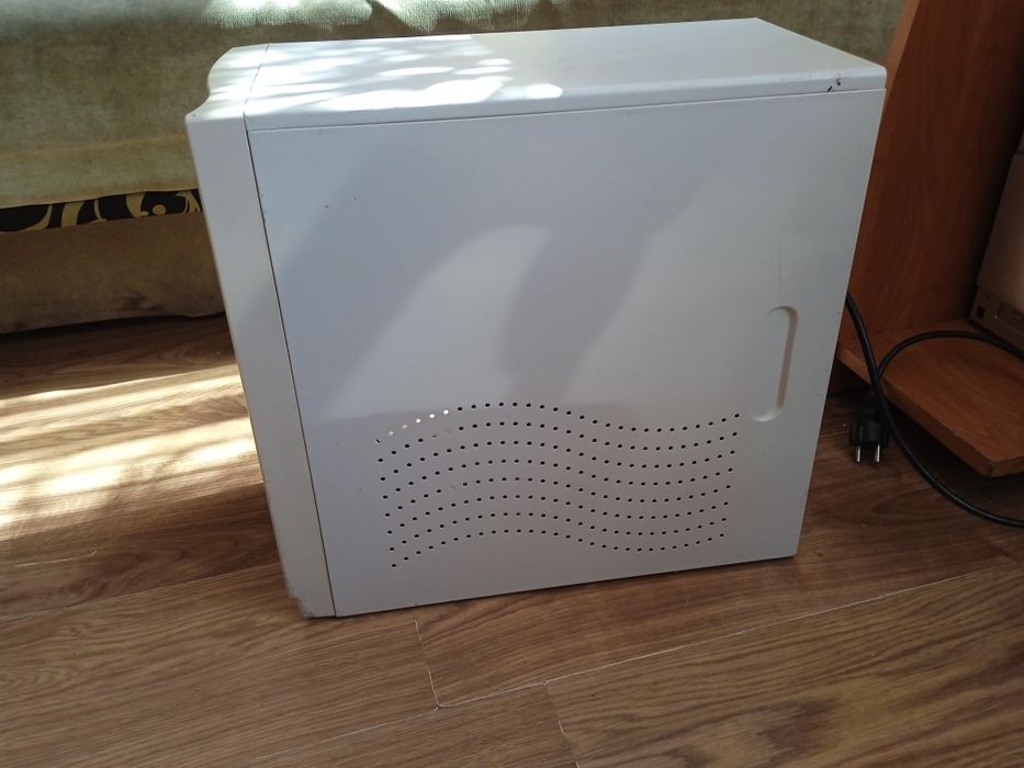 Retro stary stacjonarny komputer Asus sp97-xv