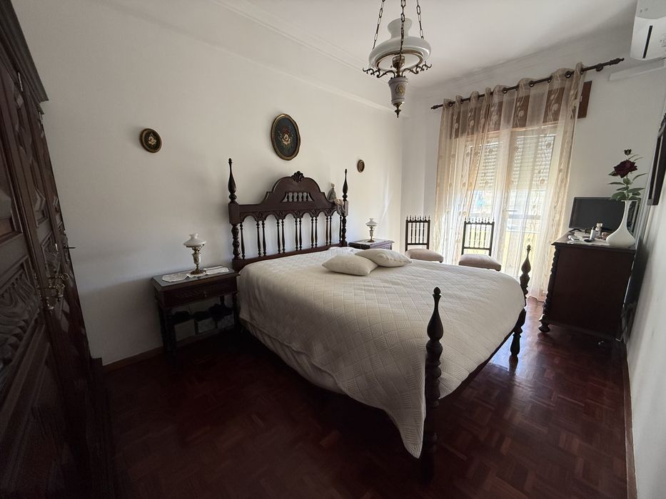 Cama casal em mogno maciço