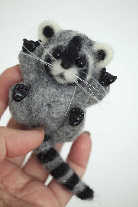 Подвеска или брошь из шерсти енотик