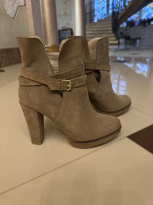 Чорні шкіряні чобітки