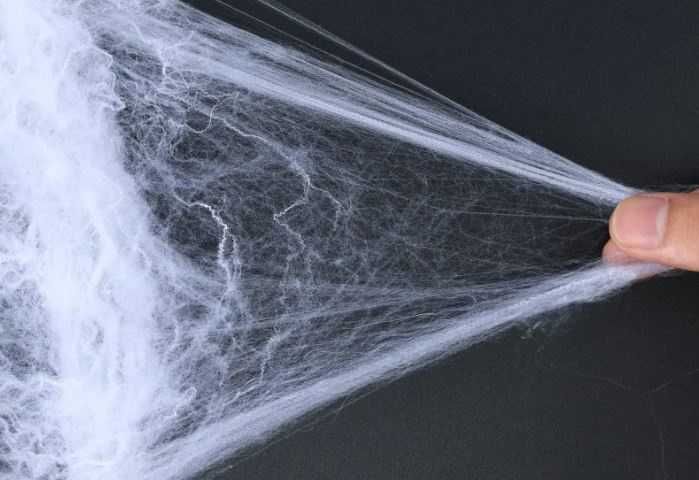 Sztuczna pajęczyna z pająkami na Halloween biała rozciągliwa