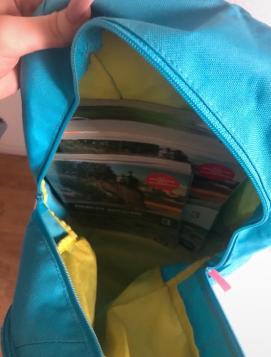 niebieski plecak reebok z różowymi elementami