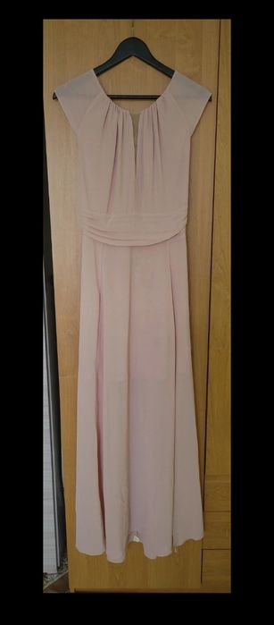 Długa sukienka maxi pudrowy róż z rozcięciem i wiązaniem na plecach.