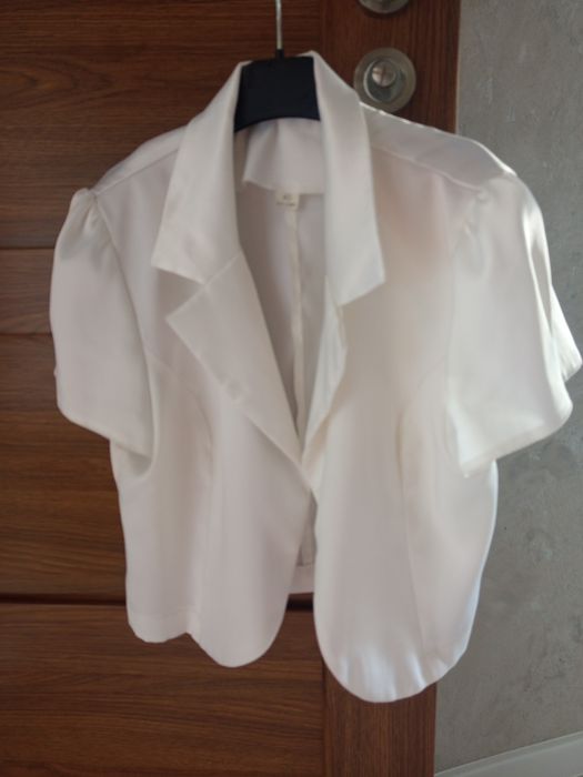 Bluzka biała elegancka koszulka damska ze śliskiego materiału