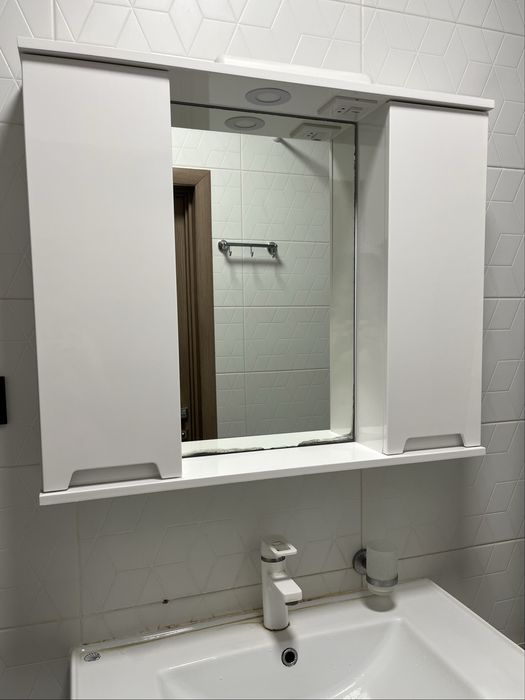 Продам набор в ванную комнату: тумба + раковина и зеркало с полочками