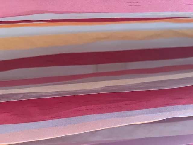 Cortinados de riscas em tons quentes