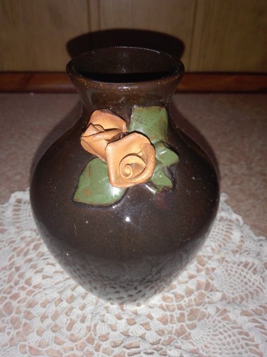 Wazon z różami z PRL