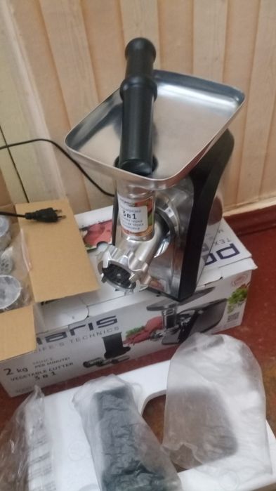 Продам электрическую мясорубку POLARIS PMG 2033AL