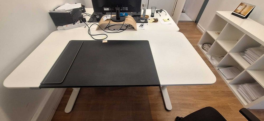 Secretária de Escritório com Tampo Branco e Pernas Reguláveis