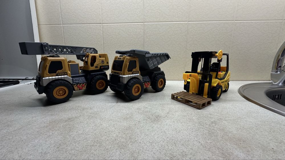 Спецтехніка, автовишка, самоскид, підйомник.